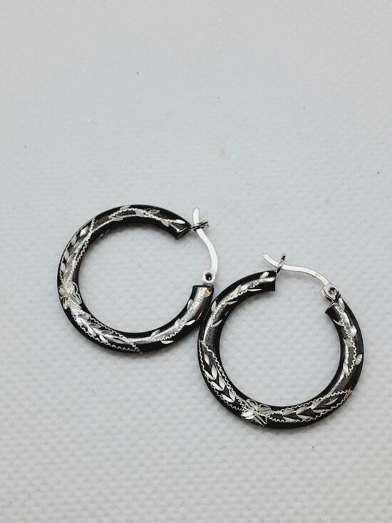 NEW sterling silver carved hoops with hinged hoop wire clasp. - Picture 2 of 9